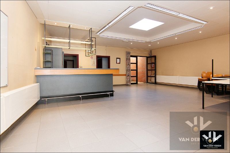Opbrengsteigendom bestaande uit drie entiteiten: feestzaal/dienstencentrum, kantoorruimte en een duplexappartement kort aan de school en in het centrum van Paal, op een steenworp van het op- en afrittencomplex van de autosnelweg E313! foto 23