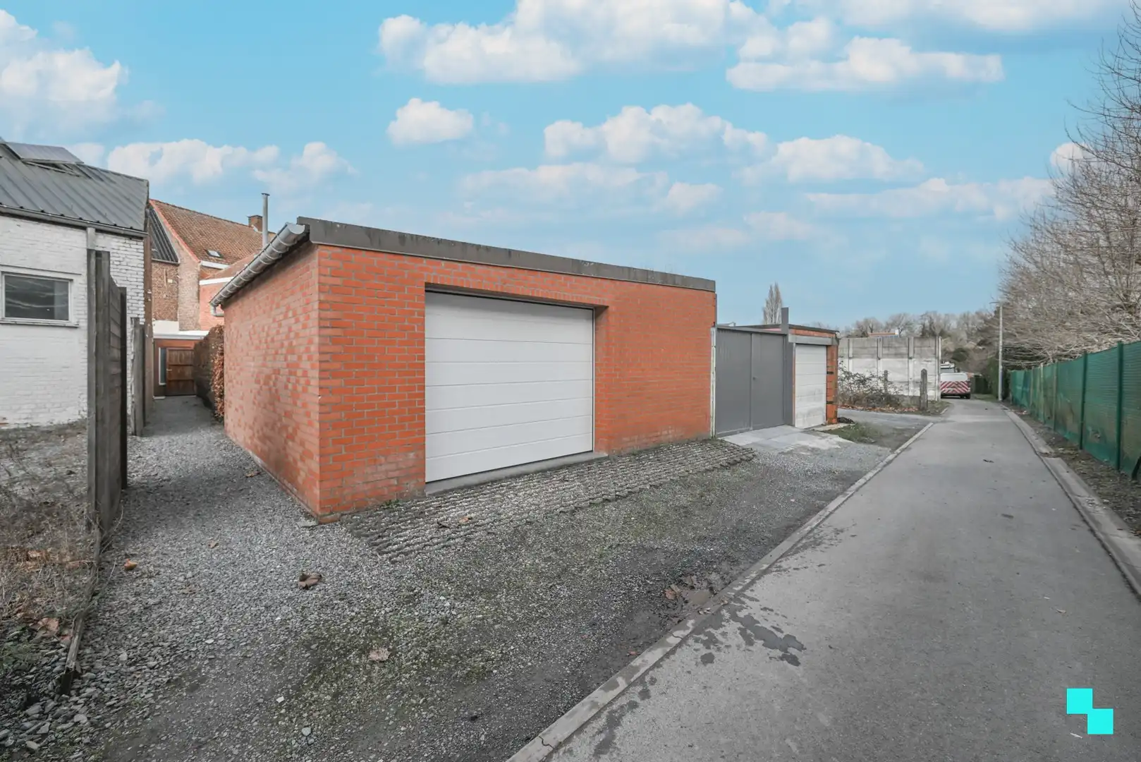 Handelswoning met garage en tuin foto 2