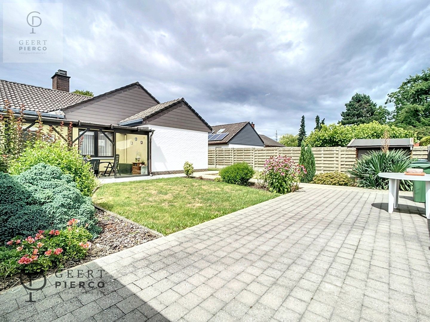 Deze ruime bungalow met vier slaapkamer, garage en tuin is gelegen aan de stadsrand van Landen. foto 18