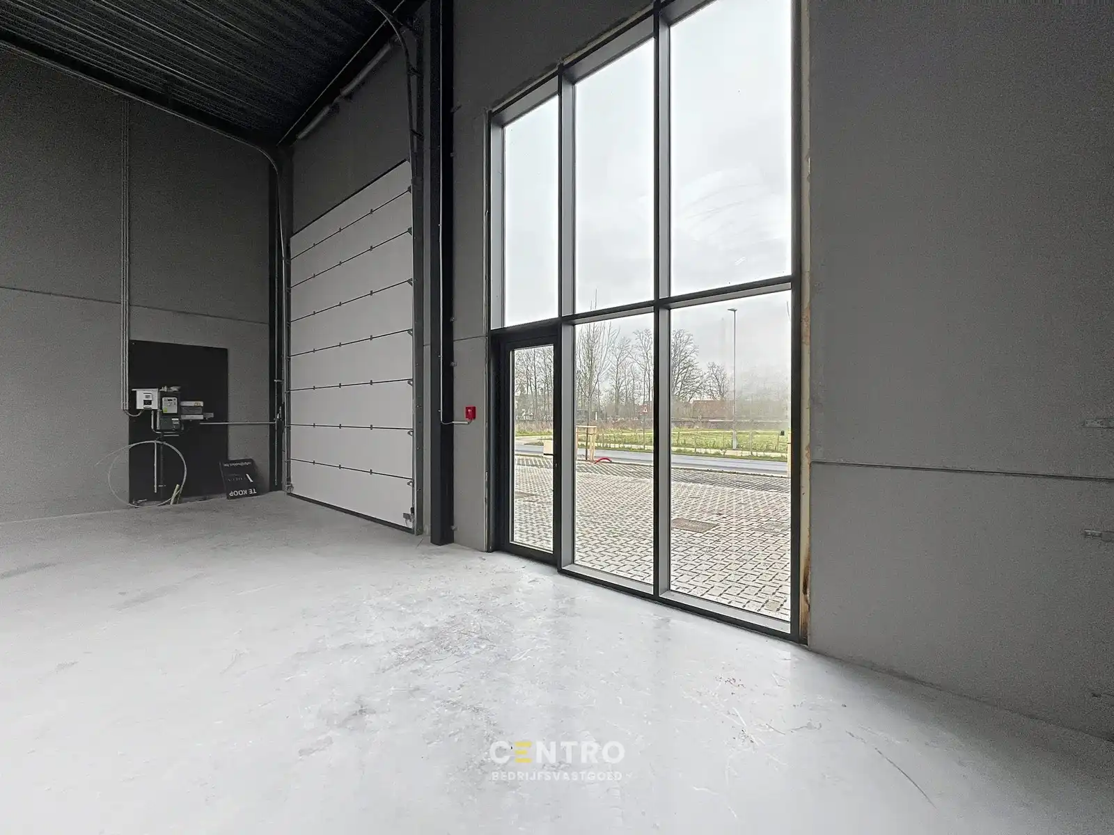 NB-magazijn van ± 275 m² (incl. 2 parkeerplaatsen!) en moderne glaspartij in driehoek TIELT-DEINZE-WAREGEM ! foto 3