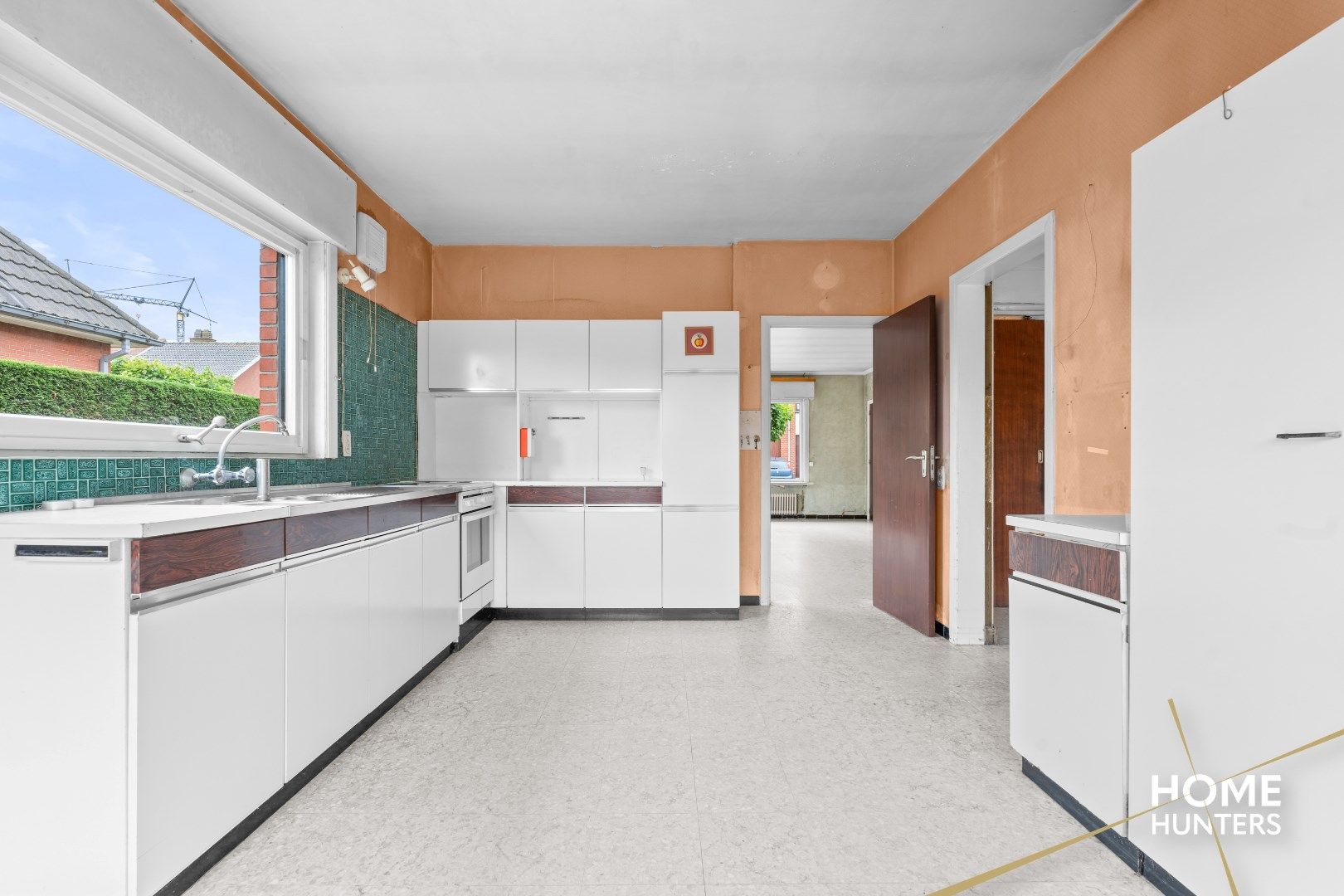 Te renoveren halfopen woning met 4 slaapkamers, 2 garages en veel potentieel te Ieper foto 8