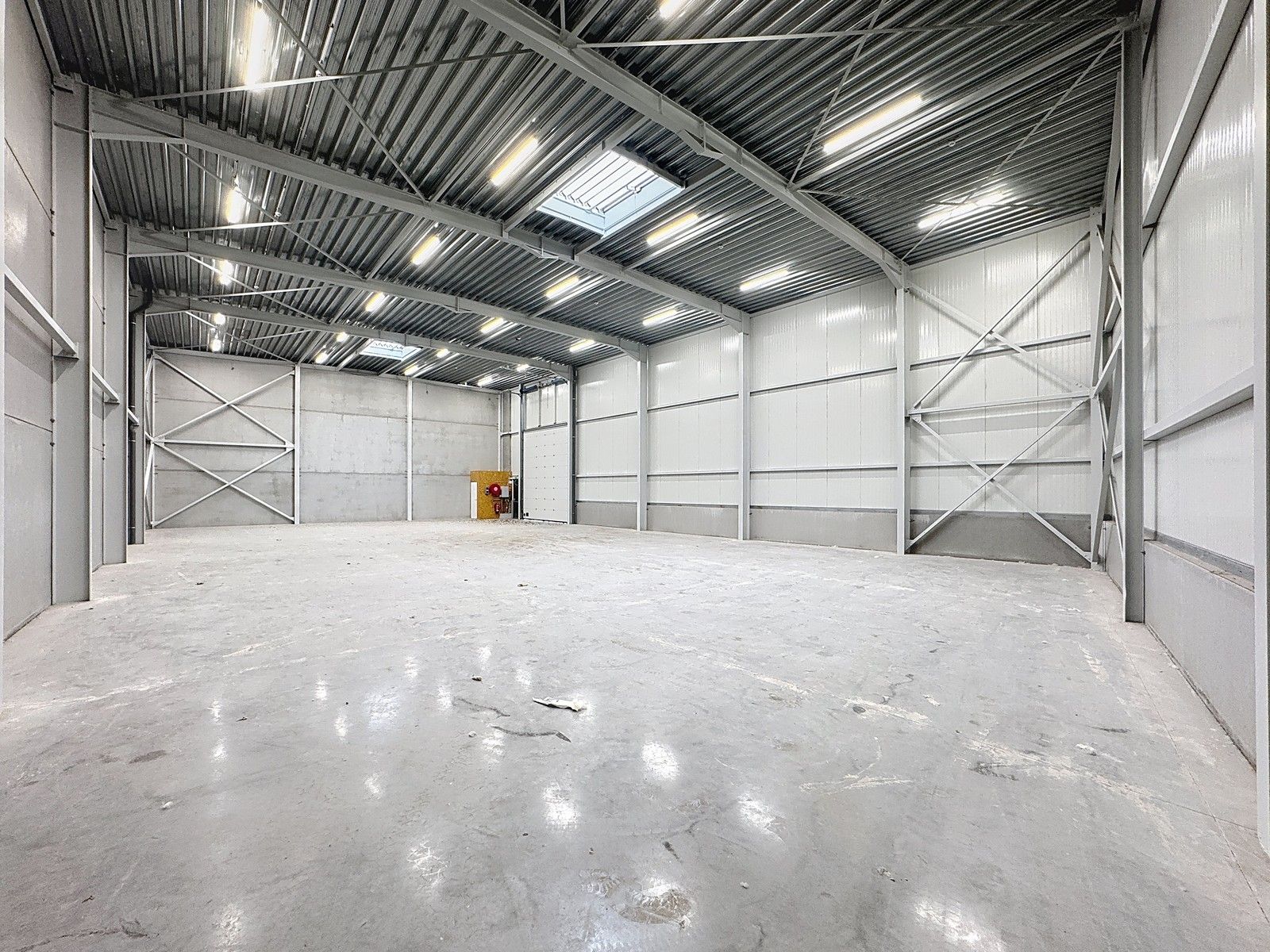 NB MAGAZIJN (456m²) met elektrische sectionaalpoort en sanitair blok te huur op industriezone "Herdersbrug" te 8000 Brugge foto 4
