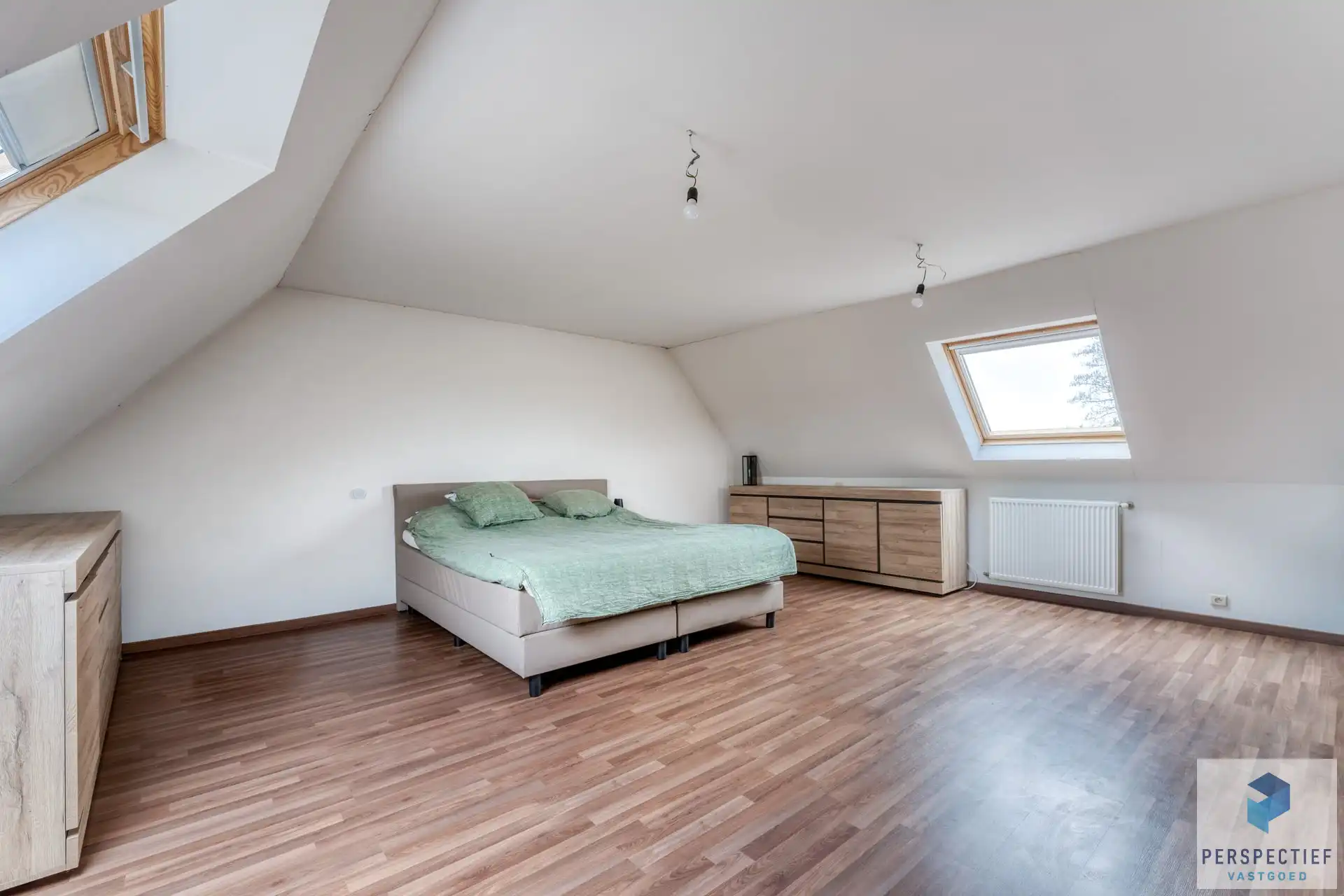 Ruime gerenoveerde woning met tuin & 2 privatieve autostaanplaatsen foto 16