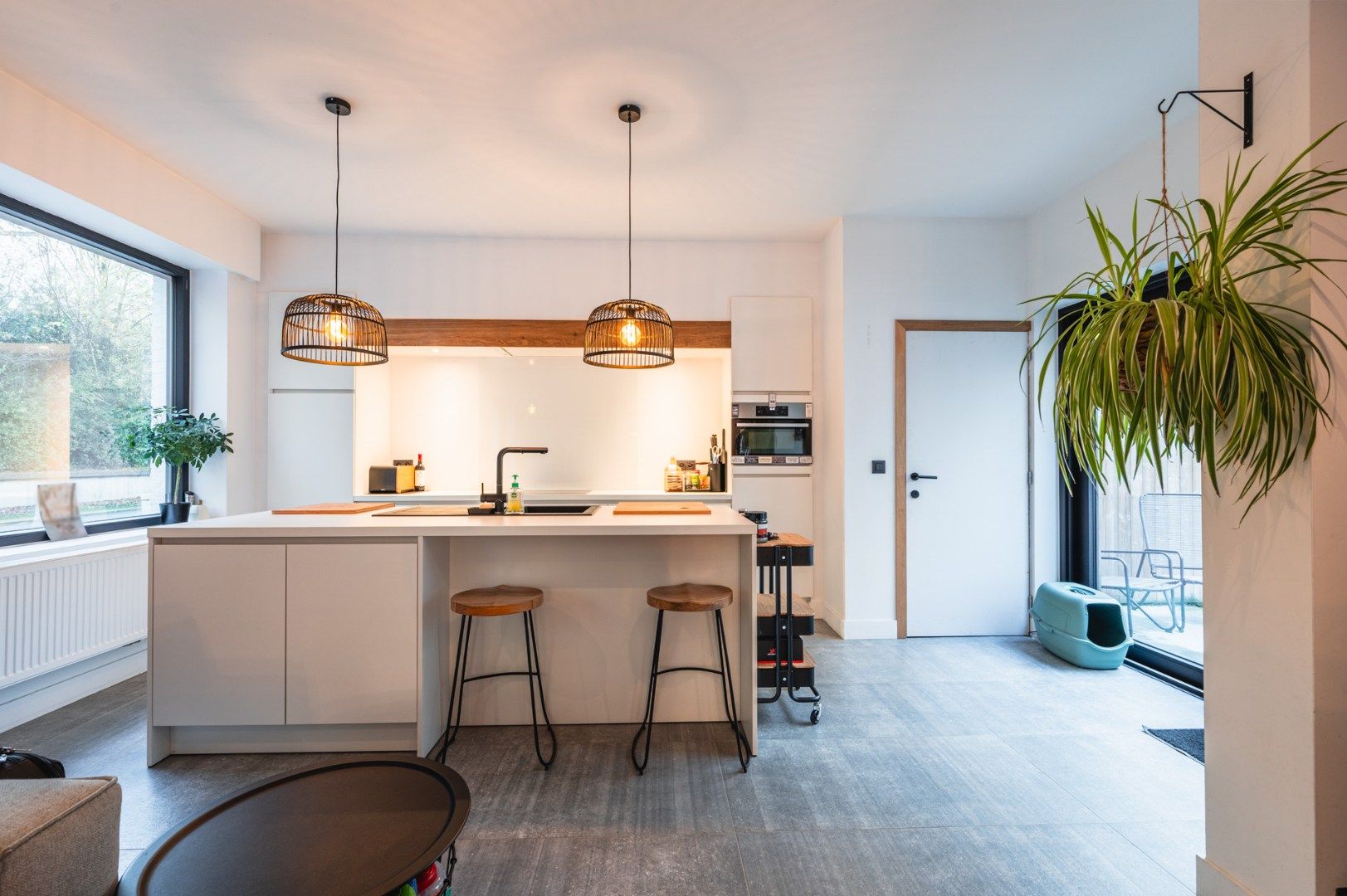 Gerenoveerde hoekwoning te koop in Harelbeke met 3/4 slaapkamers, inpandige garage, zonnige tuin en dakterras.  foto 2