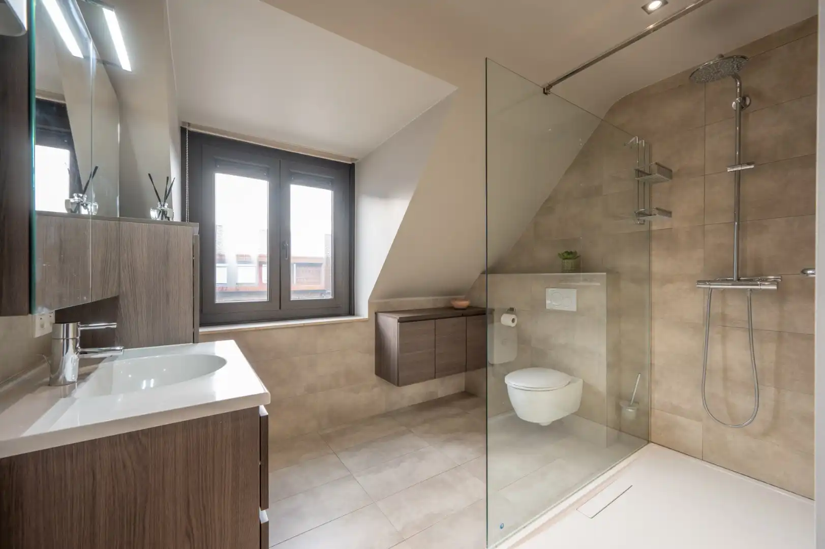 Halfopen woning met tuin en garage te St Kruis. foto 10