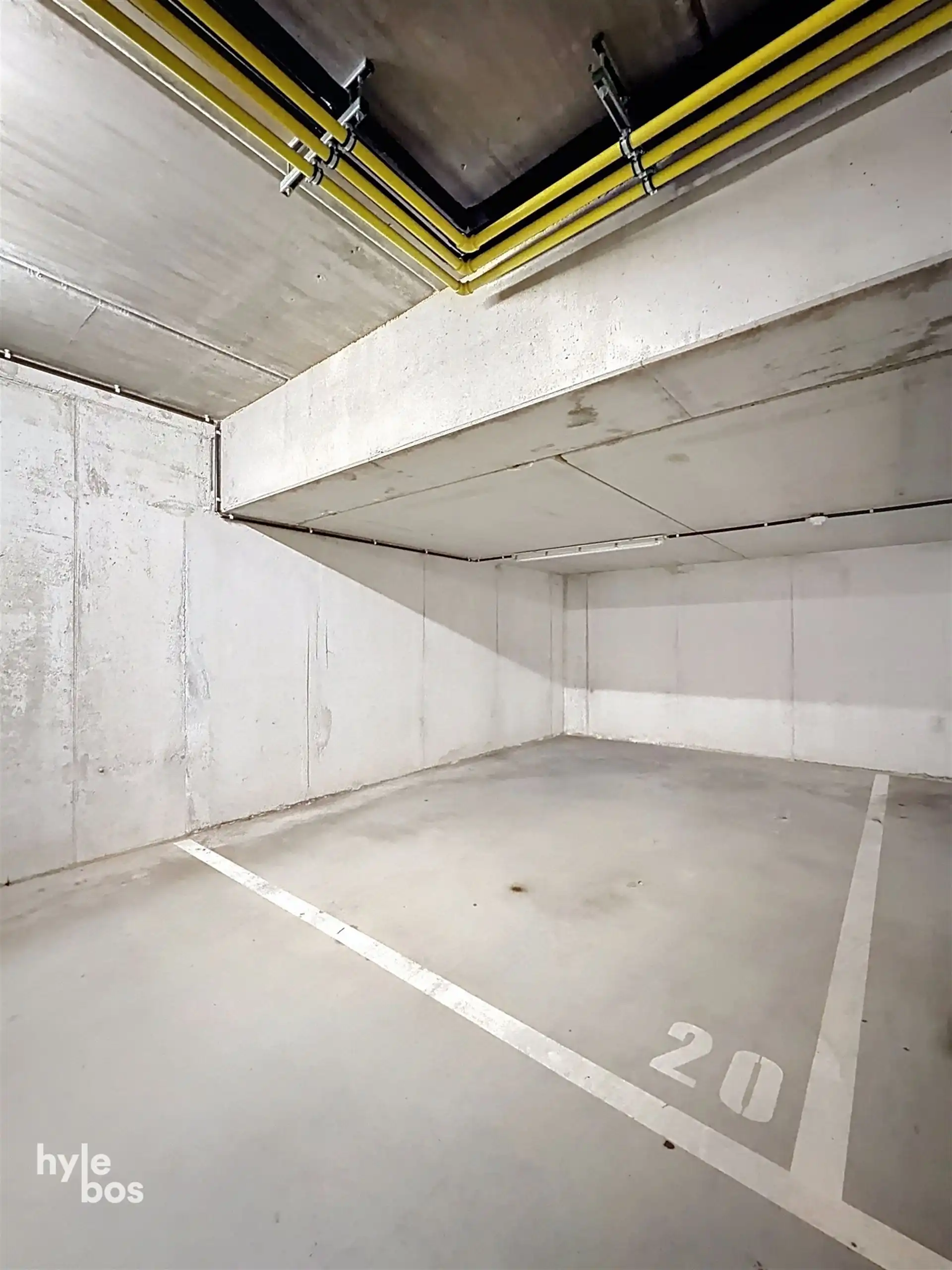 Modern gelijkvloers appartement met terras en parking foto 18