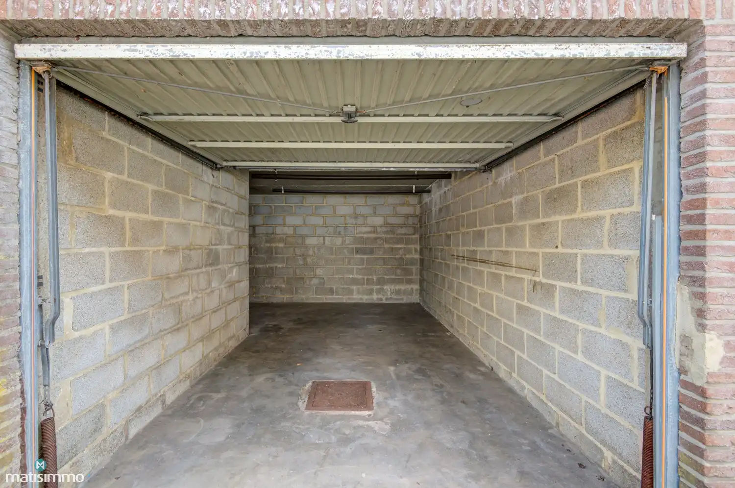 GELIJKVLOERS APPARTEMENT MET 2 SLAAPKAMERS, RUIME GARAGE, AUTOSTAANPLAATS EN KELDERBERGING TE LANAKEN foto 24