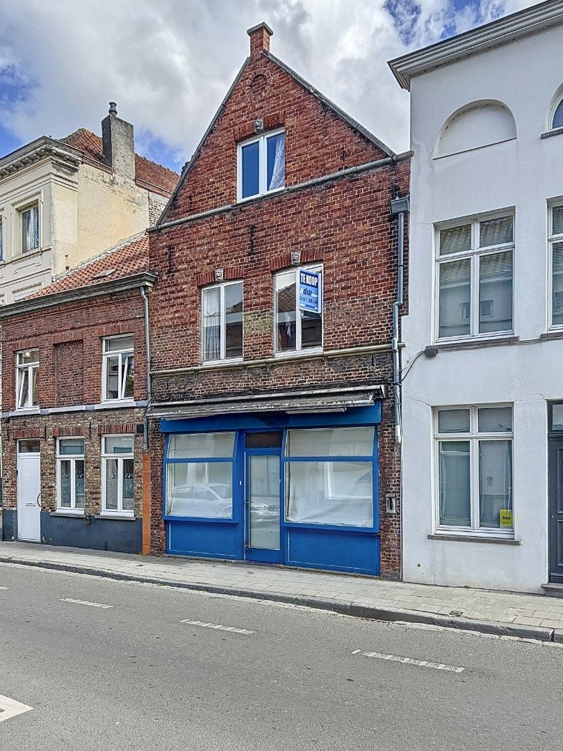 Ruime standaard rijwoning met 4 slaapkamers in het historische Brugge foto {{pictureIndex}}