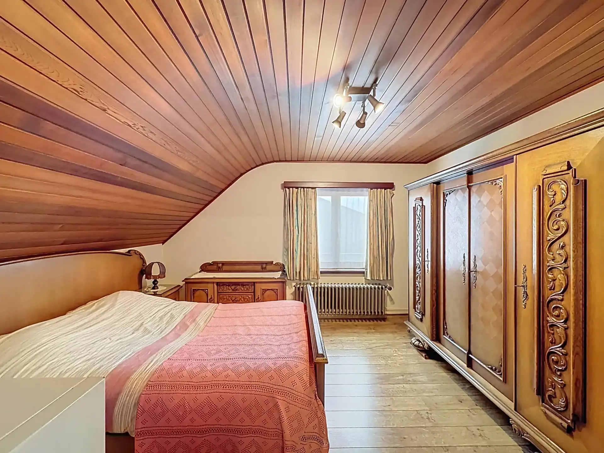 Op te frissen woning met 4 slaapkamers op een groot perceel. foto 24