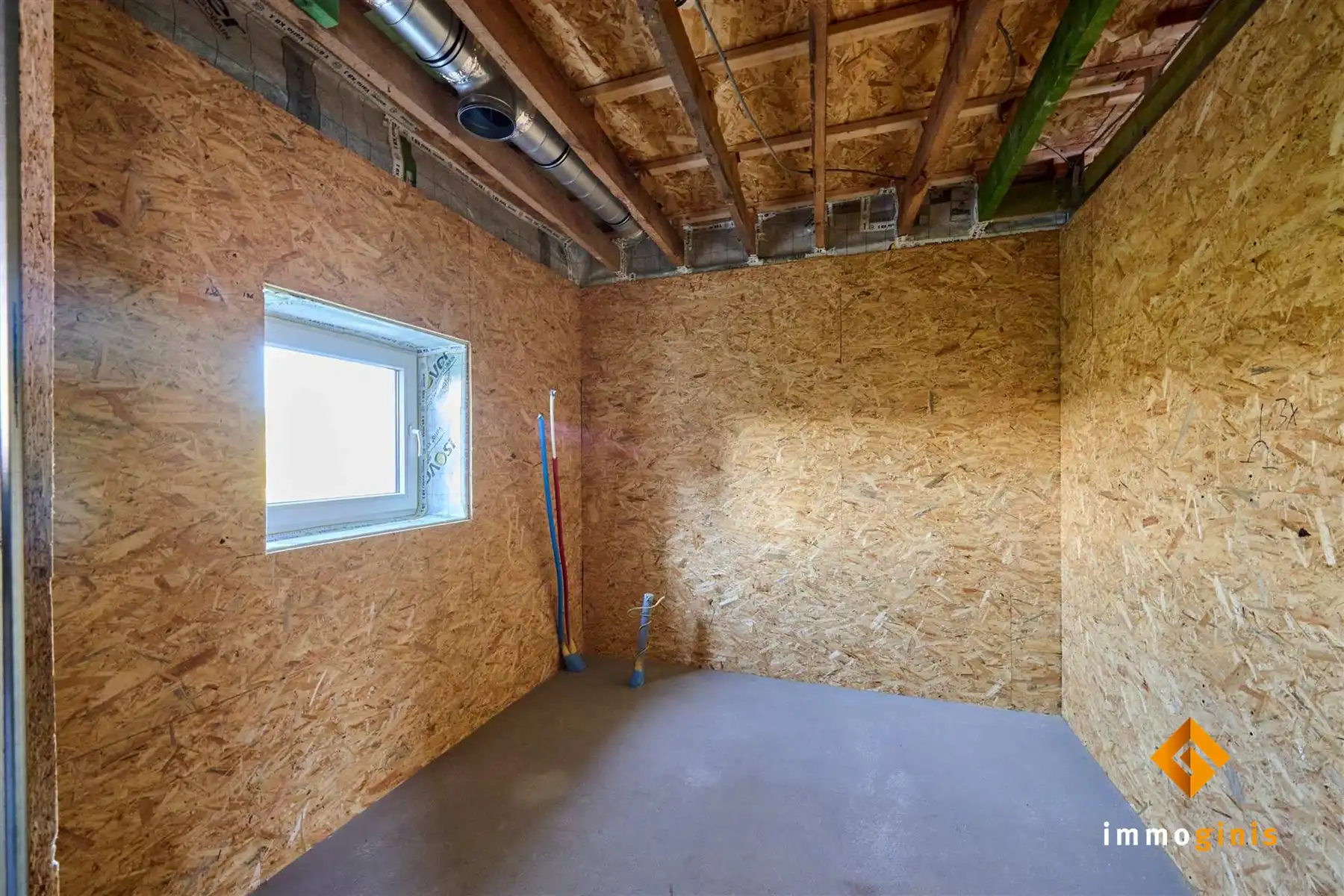 Gerenoveerde, verder af te werken starterswoning op ruim perceel van 7a35ca.   foto 6