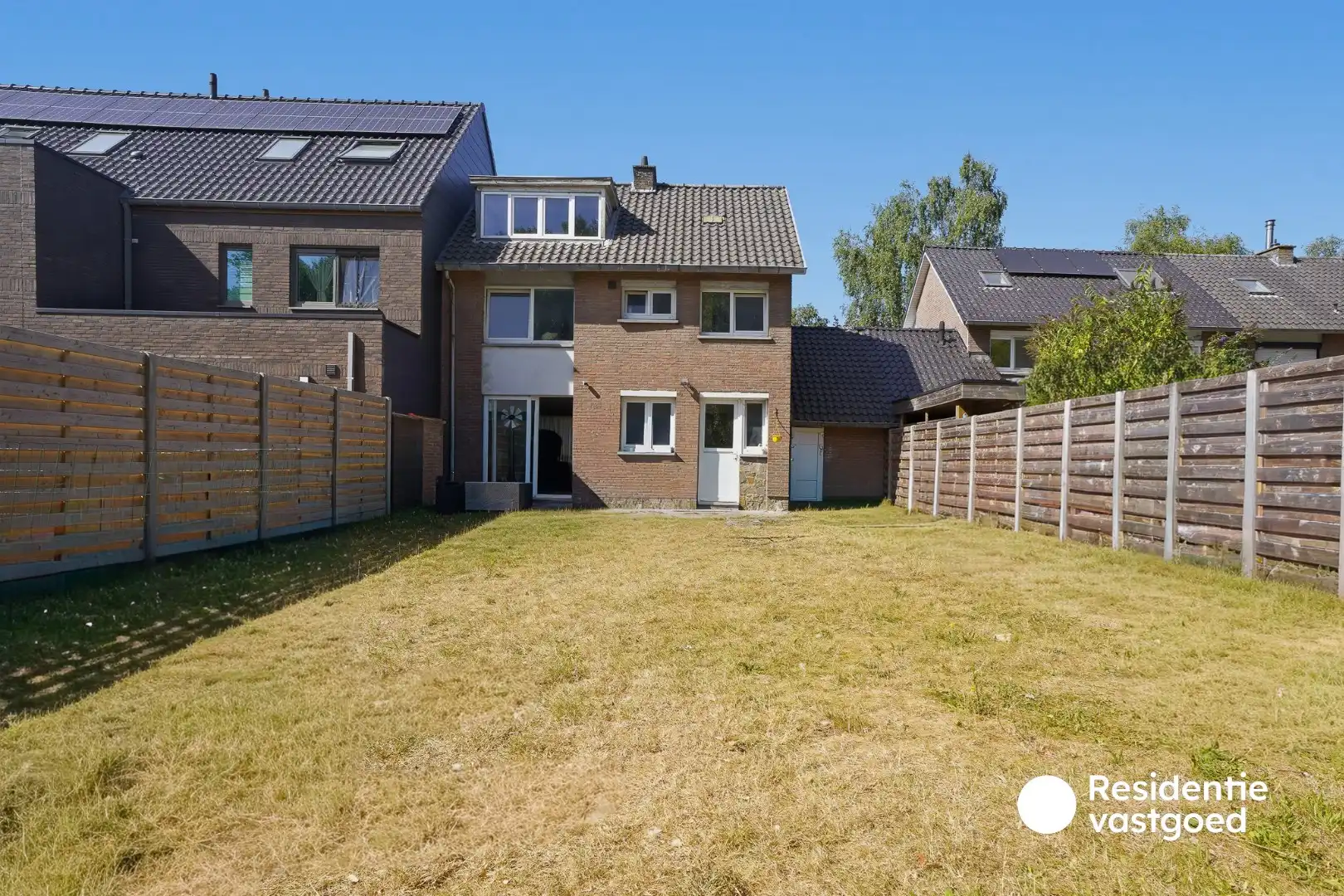 Ruime gezinswoning met grote tuin in kindvriendelijke buurt foto 3