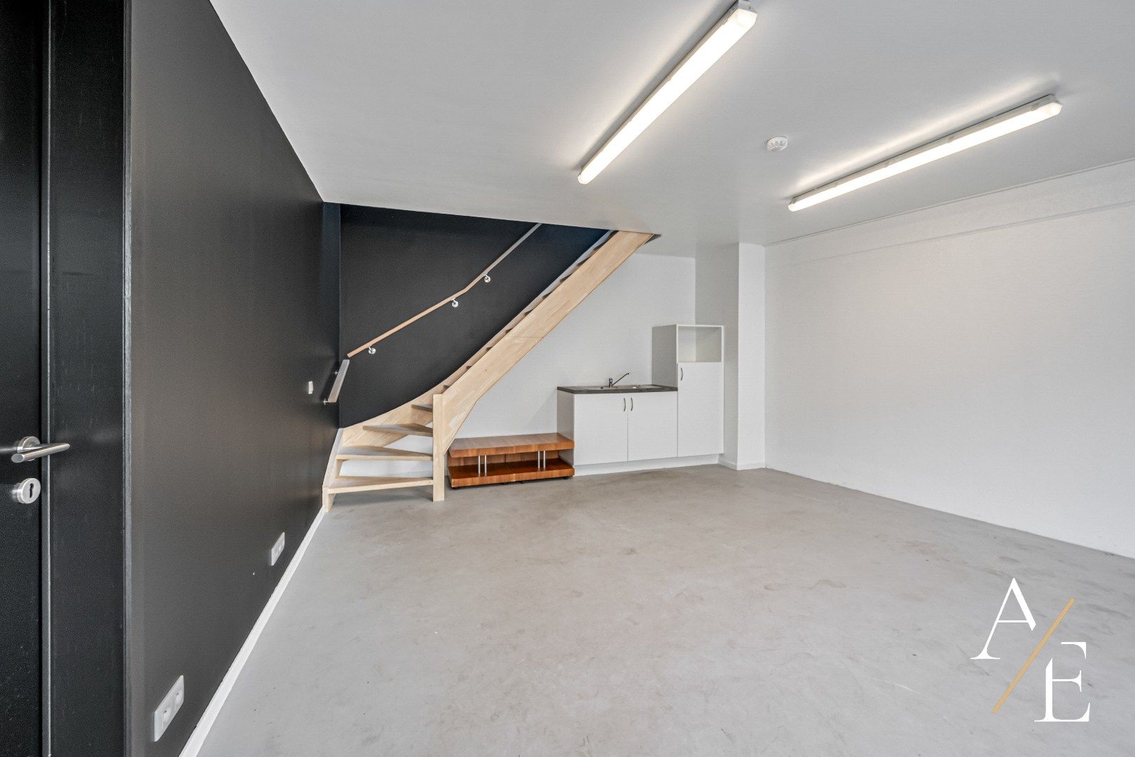 OOSTAKKER - Strategisch gelegen kmo unit van 198m² met showroom en bureau foto 5