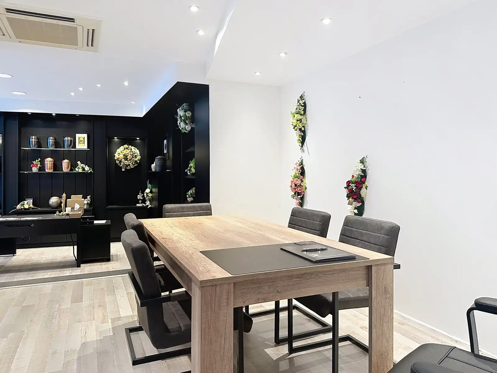 Commercieel pand met uitstekende visibiliteit in centrum Aartselaar foto 8