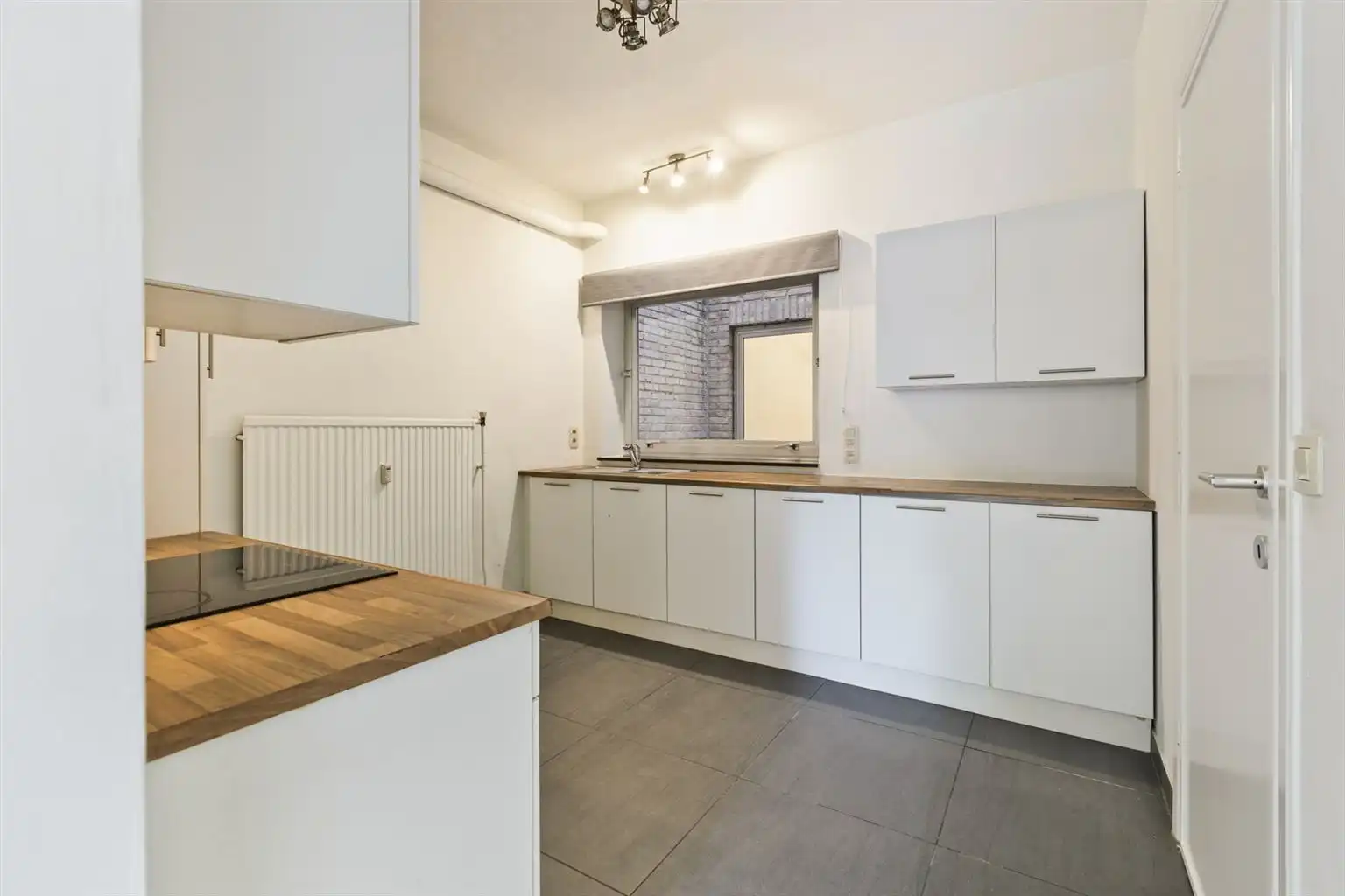 Instapklaar, gerenoveerd appartement met 3 slaapkamers, 2 terrassen en ruime garagebox gelegen op een toplocatie in het centrum van Maaseik, nabij de markt & met zicht op het Kerkplein. foto 6