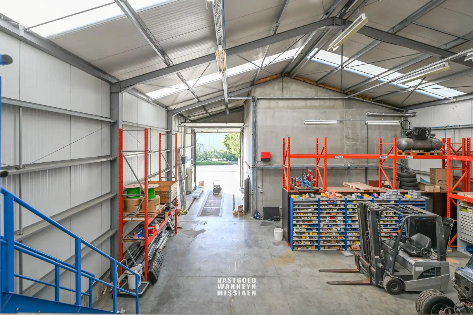 Loods met laadkade, geïntegreerd kantoor en conciërgewoning op 1124 m² foto 5