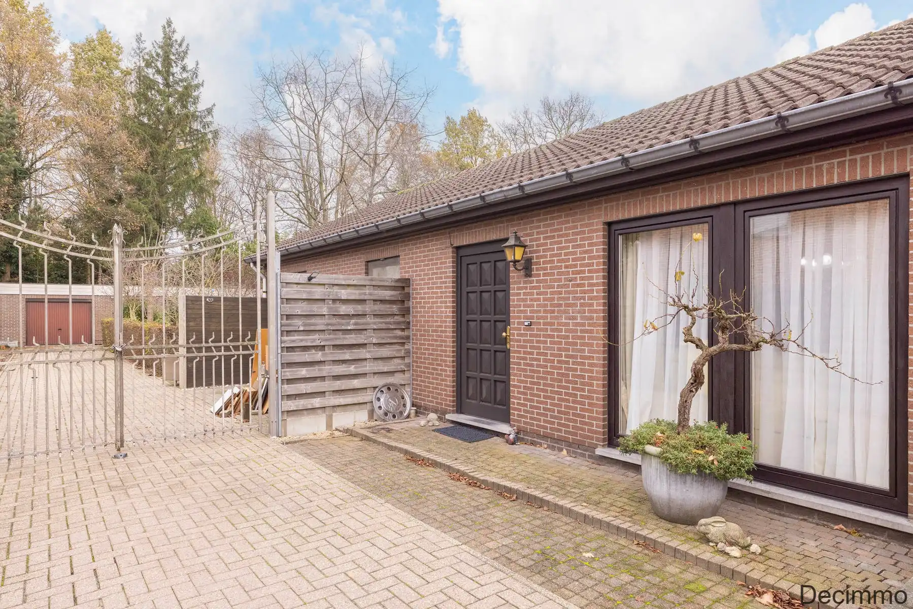 Hoofdfoto van de publicatie: Rustig gelegen gelijkvloers landhuis op ca. 801 m² grond