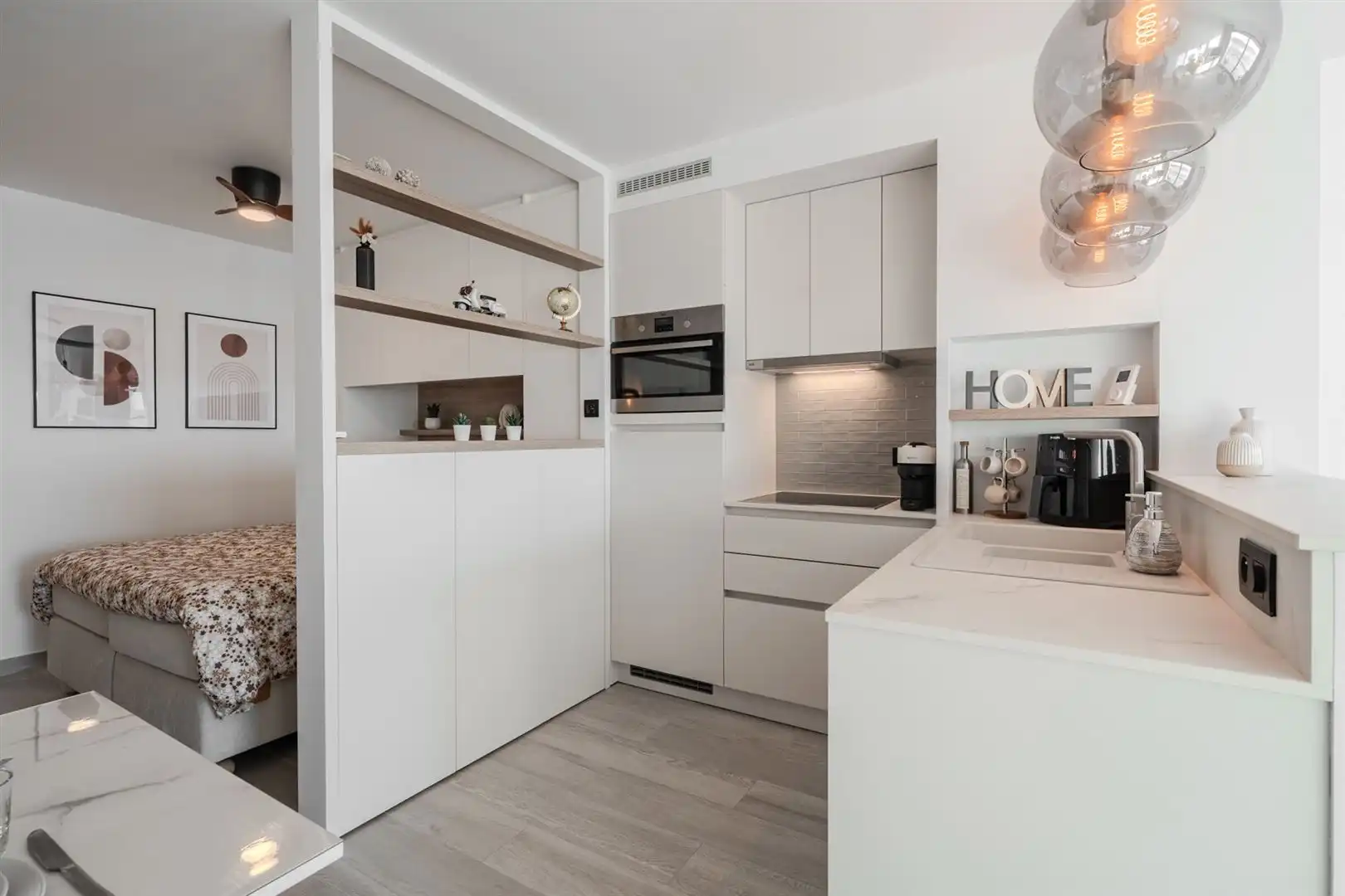 Moderne studio met frontaal zeezicht foto 6