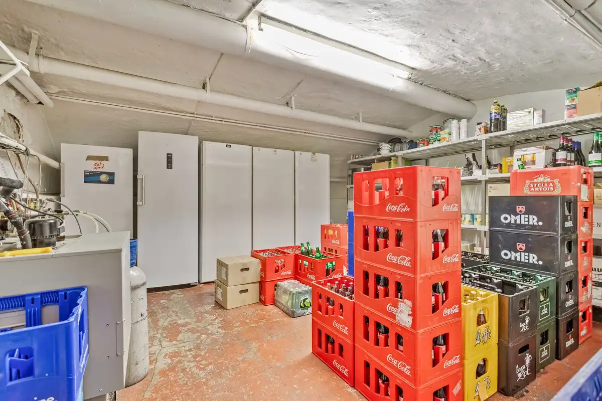 Horecazaak met groot terras in centrum Brugge foto 12