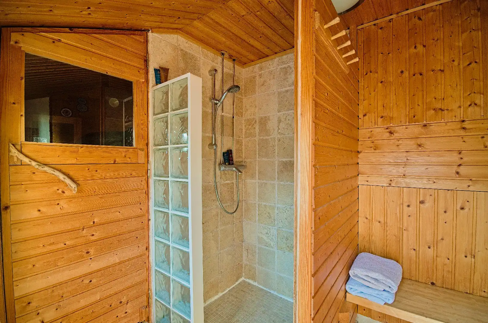 RUSTIG GELEGEN CHARMEHOEVE MET 3 SLAAPKAMERS, GARAGE EN TUIN foto 8