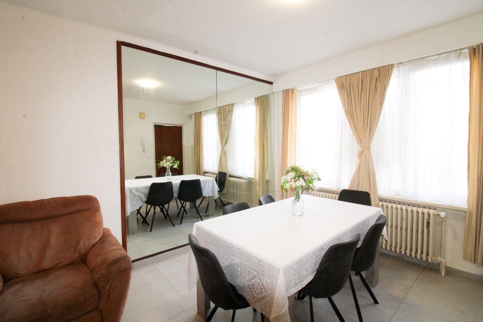 Uitzonderlijk ruim en centraal gelegen gelijkvloers appartement met drie slaapkamers, tuin én garage te koop in Deurne! foto 4
