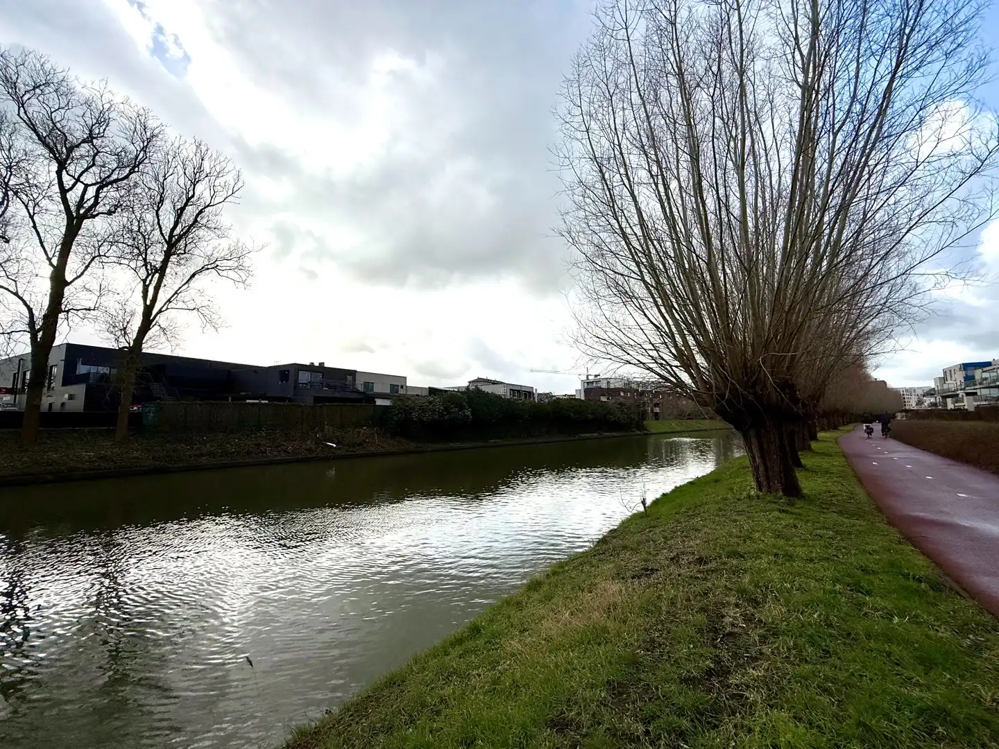 Centraal gelegen, gelijkvloers appartement met 2 slaapkamers en terras met zicht op de Leie foto 12