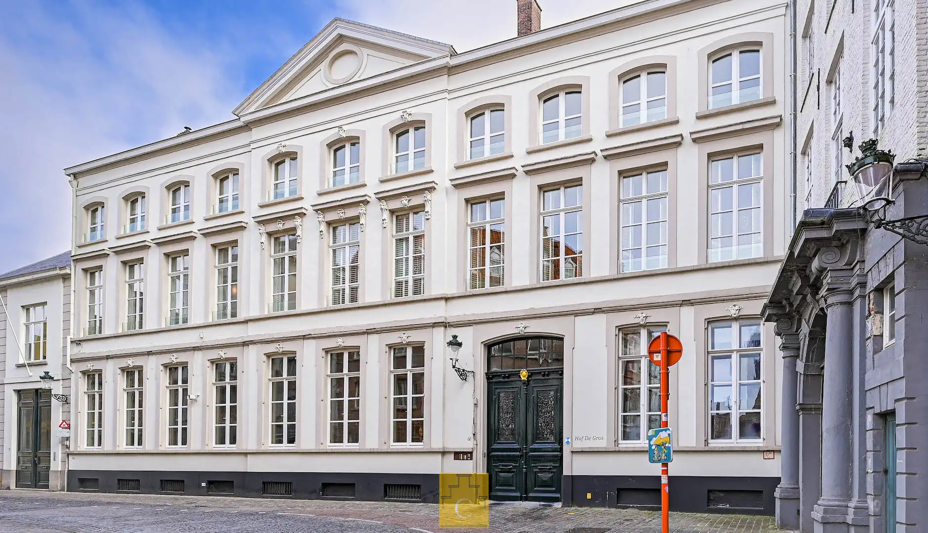 high-end afgewerkt appartement (112 m2) in 18e eeuws stadspaleis ‘Hof de Gros’, toplocatie bij Sint-Jakobskerk, met optionele aankoop parkeerplaats foto {{pictureIndex}}