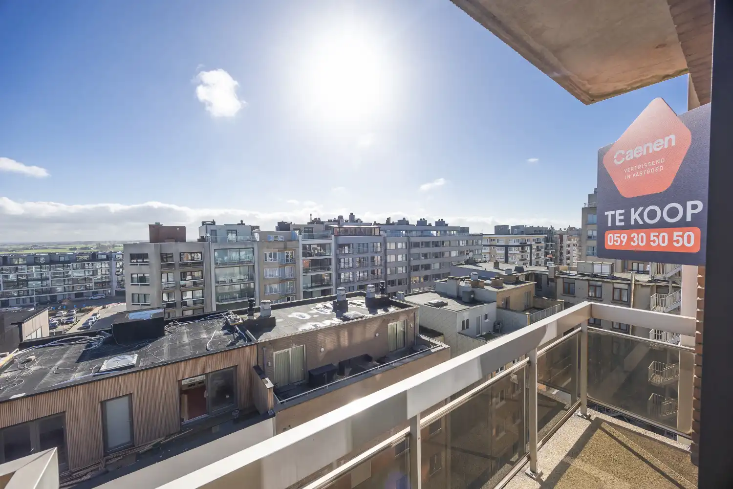 Lichtrijke studio met zuidgericht terras op de zeedijk van Middelkerke te koop foto 8