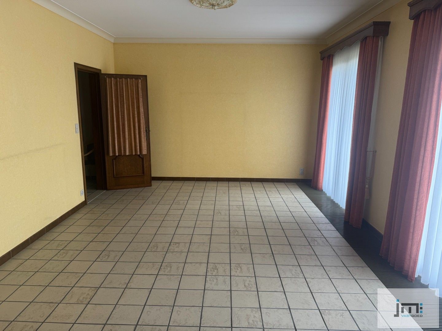 Ruime woning met 4 slaapkamers en dubbele garage foto 3