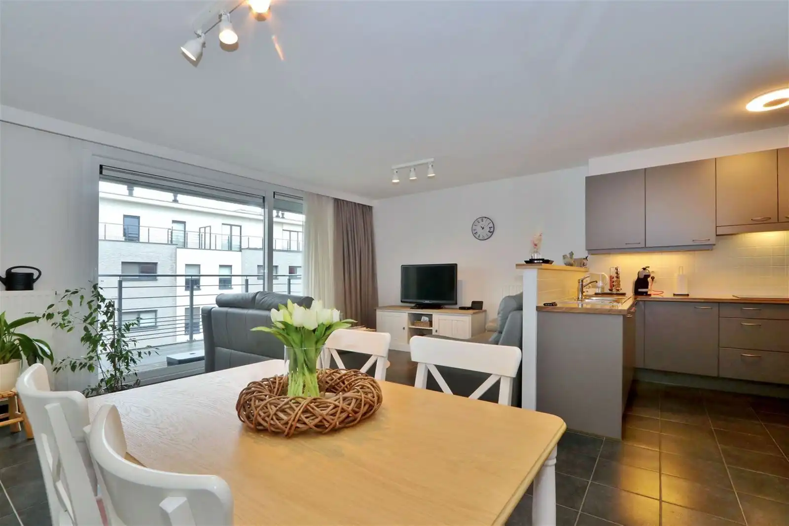 Appartement 3de verdieping met 2 slaapkamers, terras en staanplaats foto 5