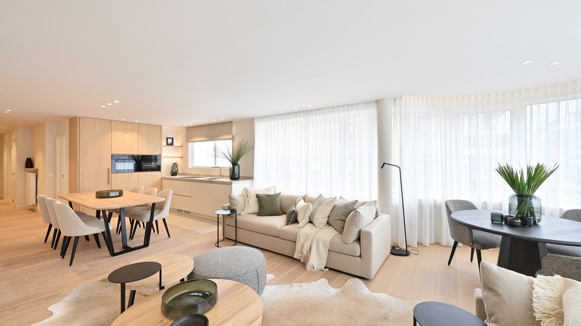 Schitterend HOEKappartement met 3 volwaardige slaapkamers ideaal gelegen in het midden van de Lippenslaan te Knokke. foto 6