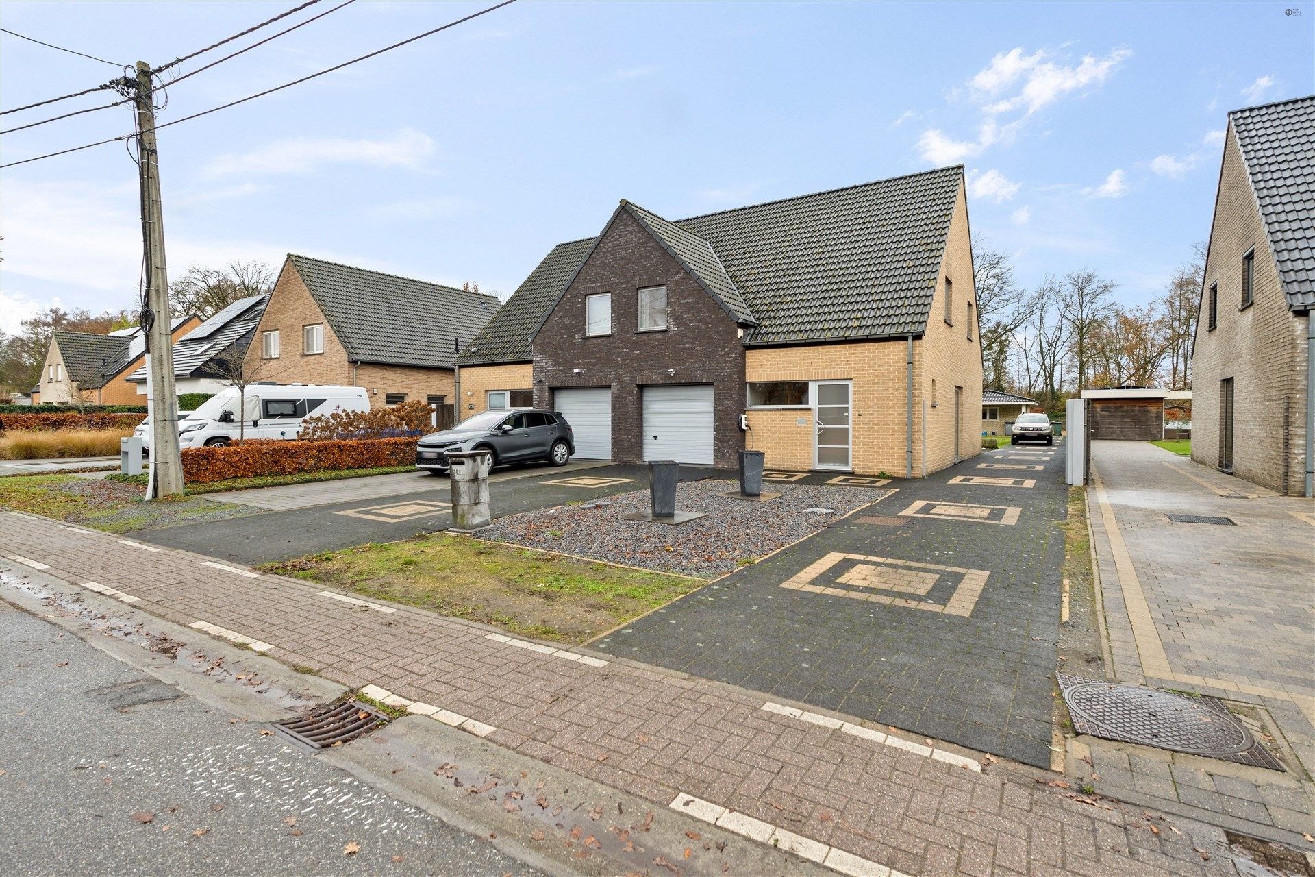 Half open bebouwing met een ruime grond op een rustige locatie foto {{pictureIndex}}