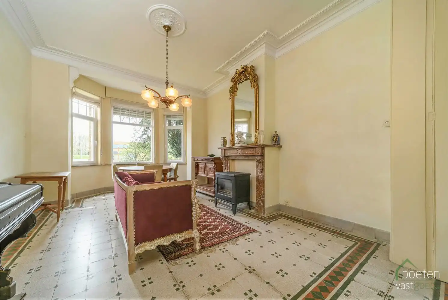 ALVERINGEM: Karaktervolle herenwoning uit het interbellum (jaren 30) met authentieke geveldetails en een warm landelijk interieur op 3.253 m² totale grondopp. foto 5