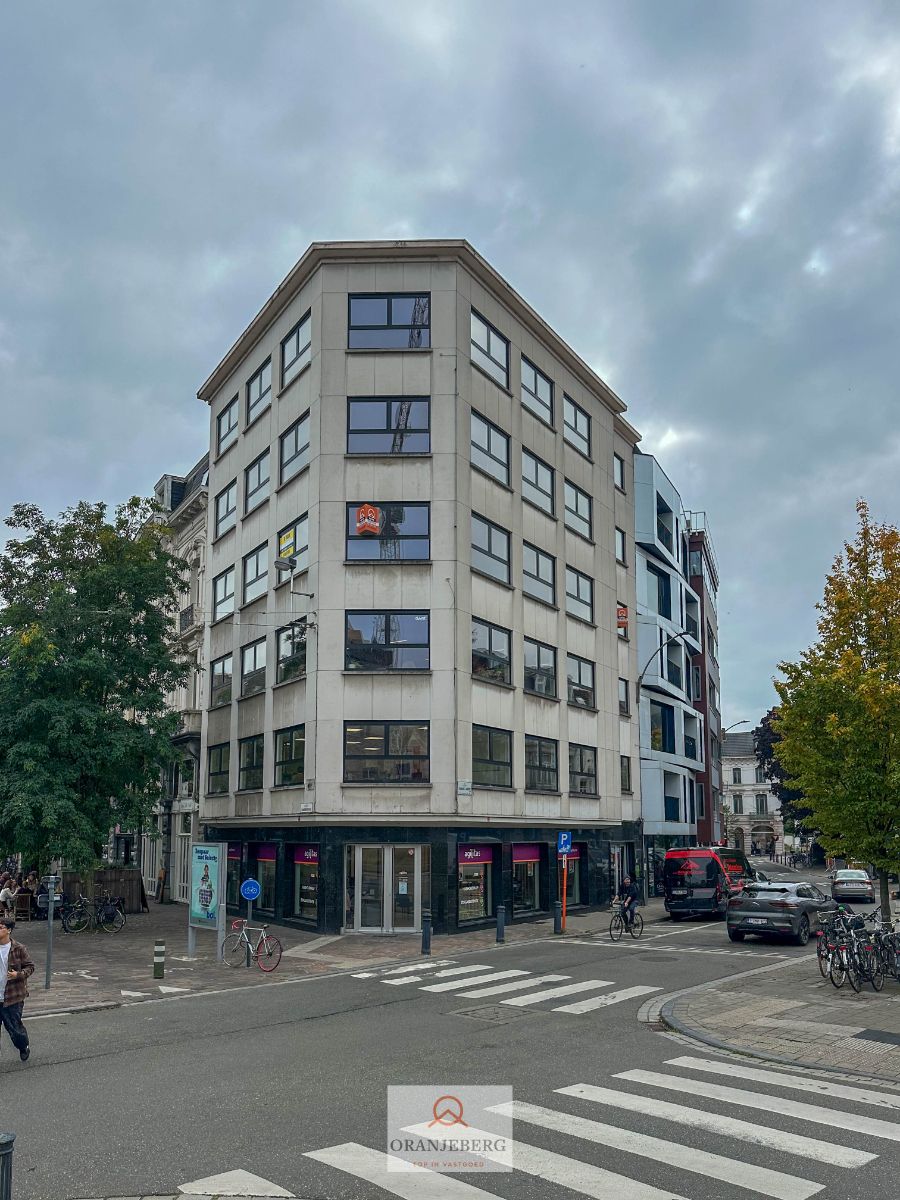 Instapklaar hoekkantoor met 5 ruimtes aan François Laurentplein foto {{pictureIndex}}
