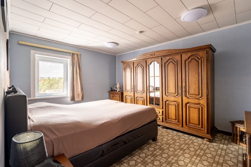 Handelspand met woonst met brede oprit en dubbele garage. foto 19