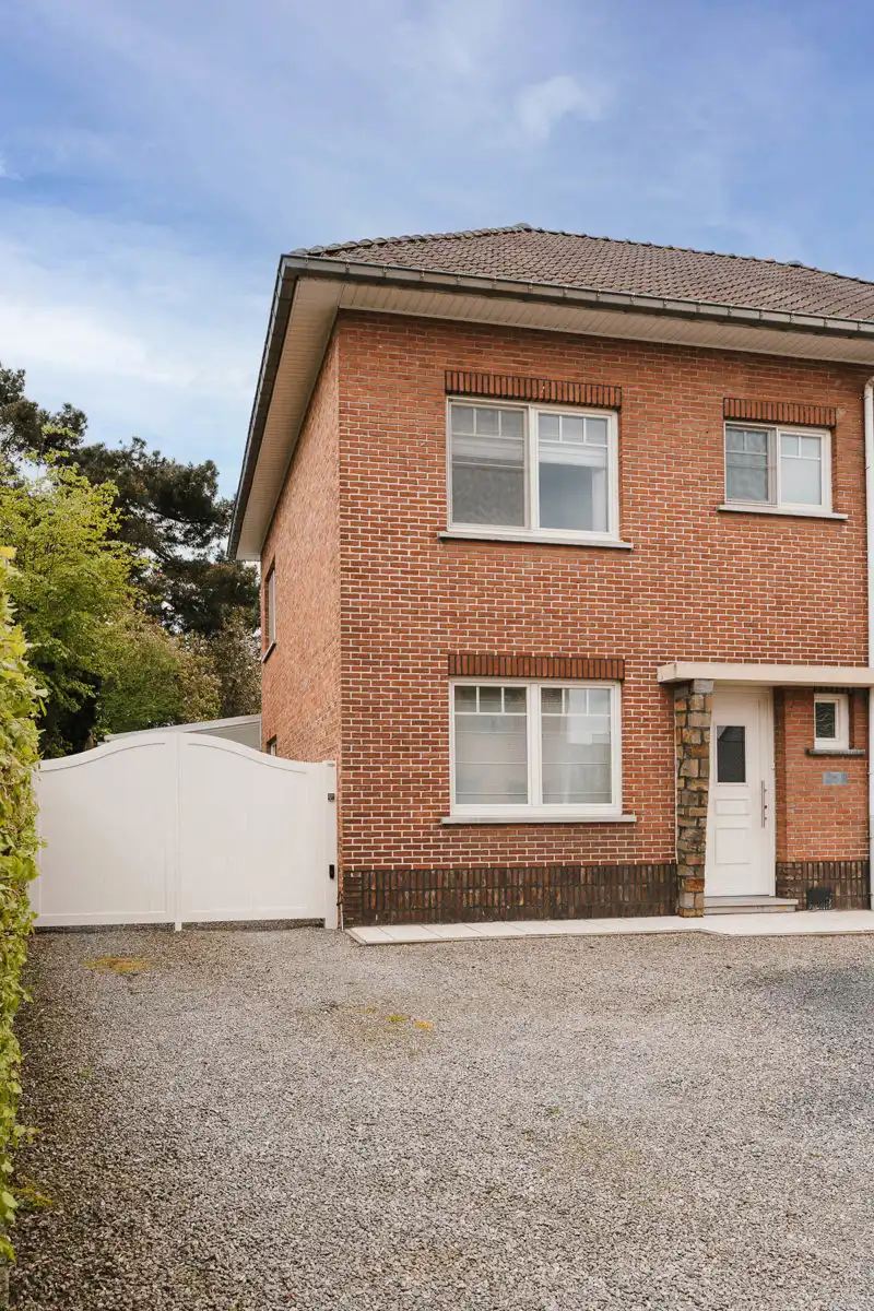 Gerenoveerde, instapklare woning op mooi perceel van 5are foto 2