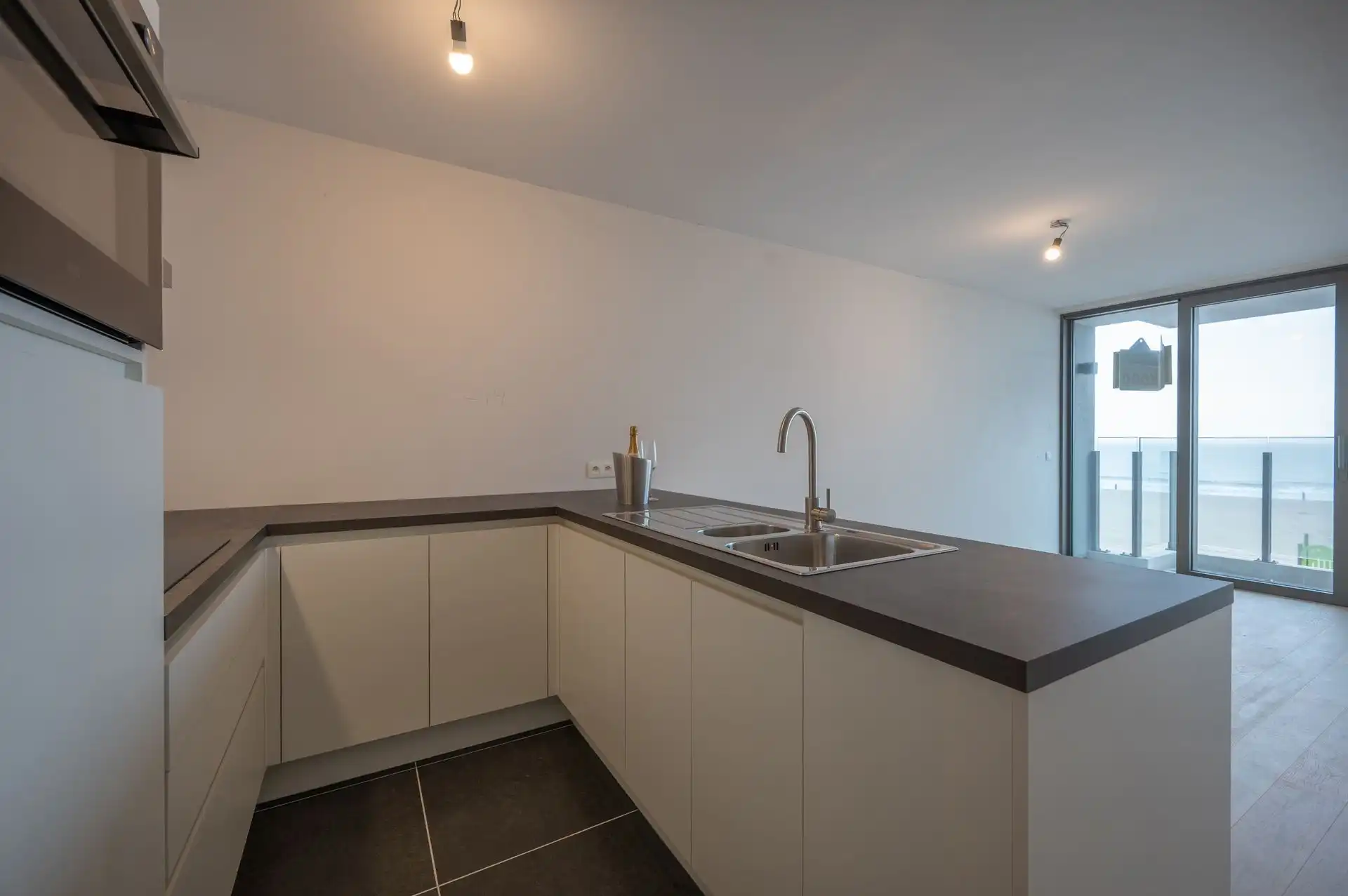 Appartement te koop op topligging aan de Zeedijk met prachtig zicht op de Pier van Blankenberge foto 7