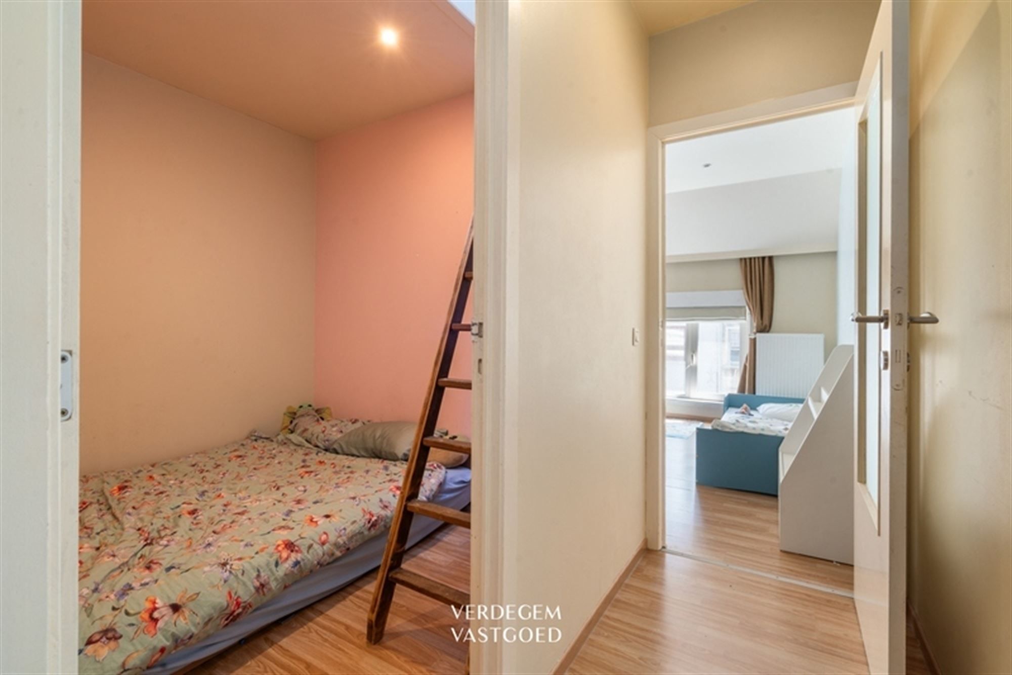 Knap gerenoveerde rijwoning met 2+1 slaapkamers en stadstuin met uitweg foto 12