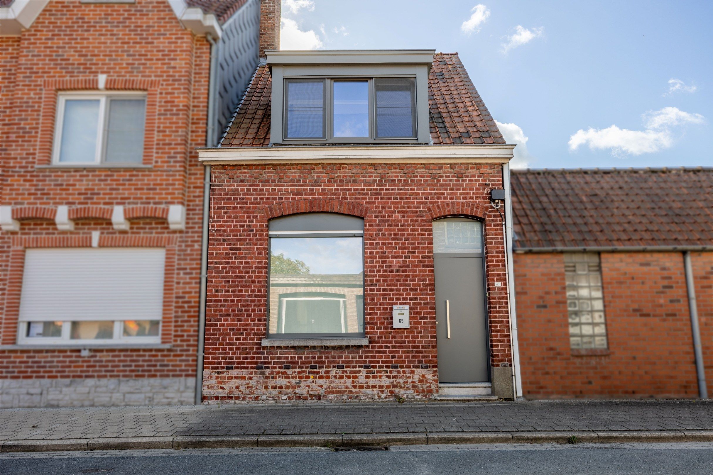 Hoofdfoto van de publicatie: KNUSSE STARTERSWONING MET TUIN