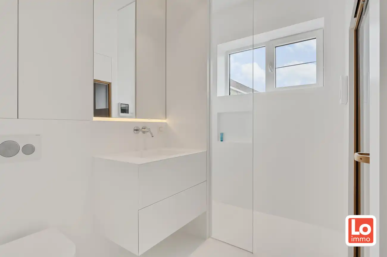 VERKOCHT! Instapklare, modern gerenoveerde lichtrijke stadswoning op een rustige locatie nabij het centrum van Gent! foto 12