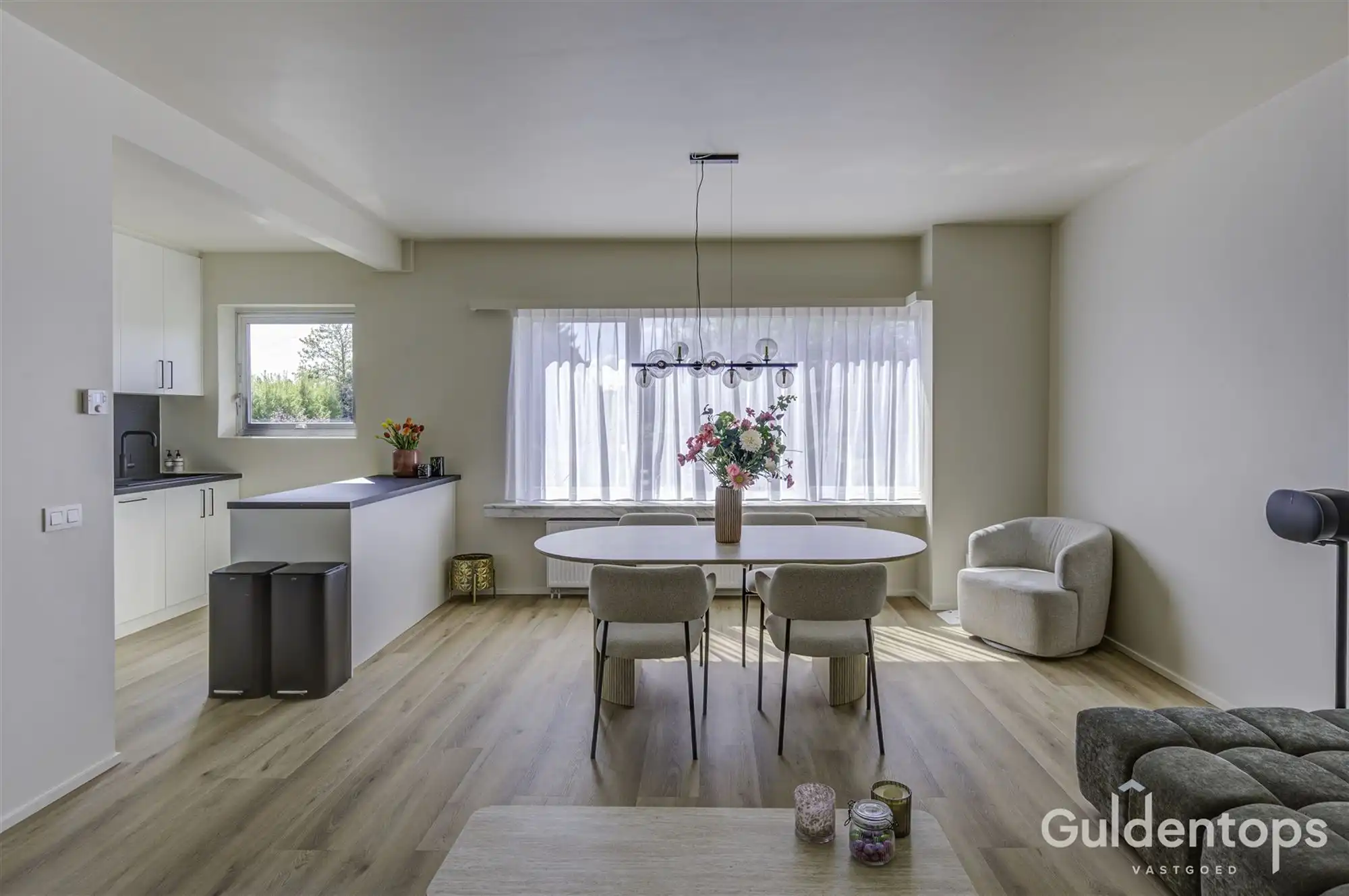 Knap vernieuwd 2 slaapkamerappartement op topligging foto 6