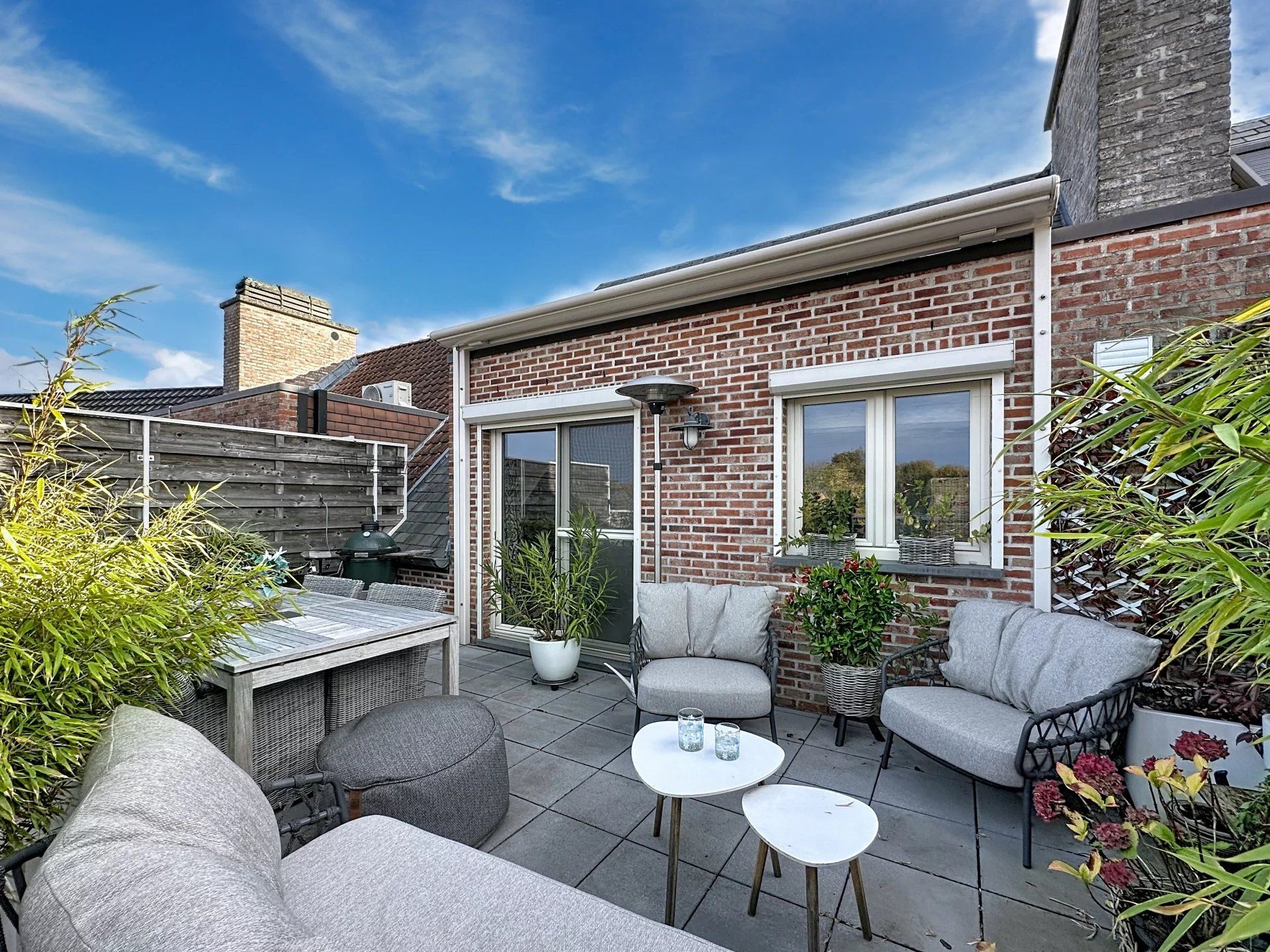 Super gezellig duplex appartement met 1 grote en 1 kleine slaapkamer, groot terras en garage foto 17