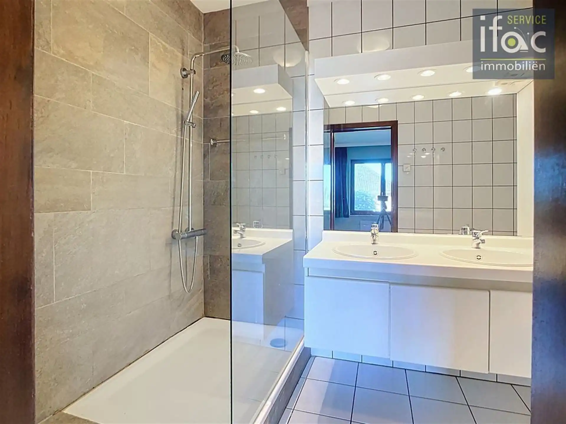 Ruim en klassevol gelijkvloers-appartement met 3 slaapkamers foto 14