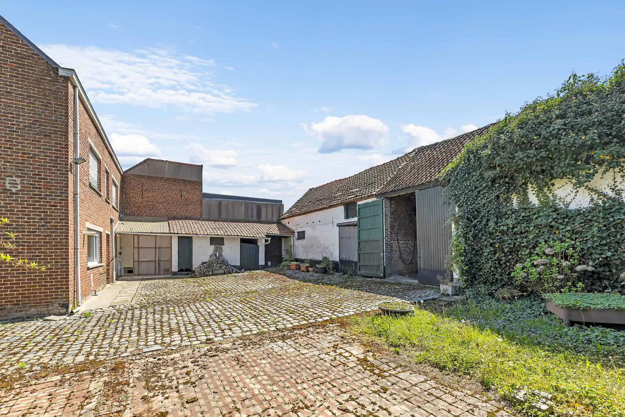 Ruime te renoveren woning met loods en bouwgrond foto 23
