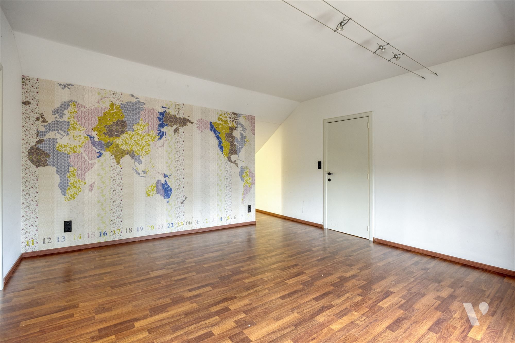 Prachtig gerenoveerde woning (279m²) met zwemvijver foto 17