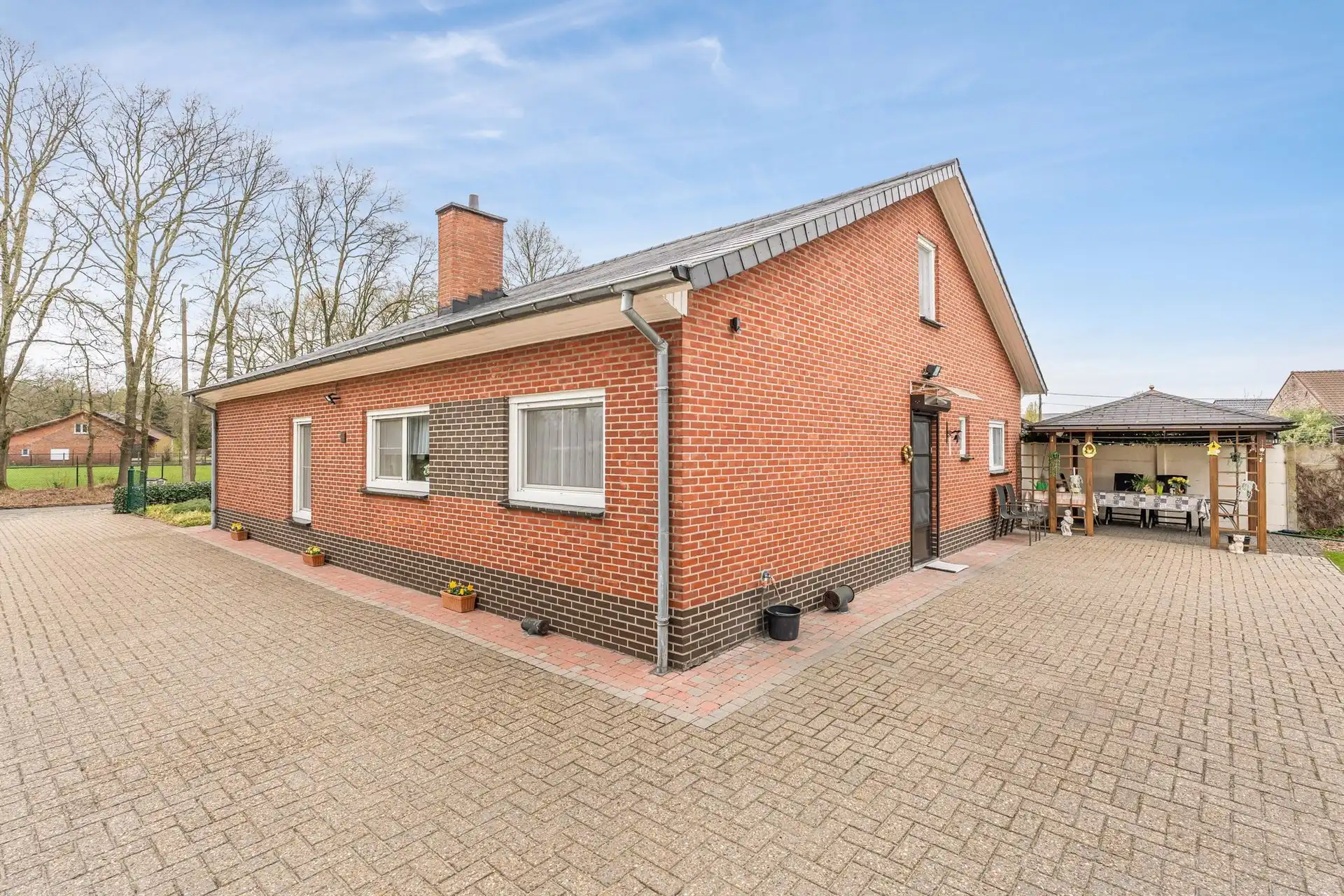 Vrijstaande eengezinswoning met bijhorende gronden foto 4