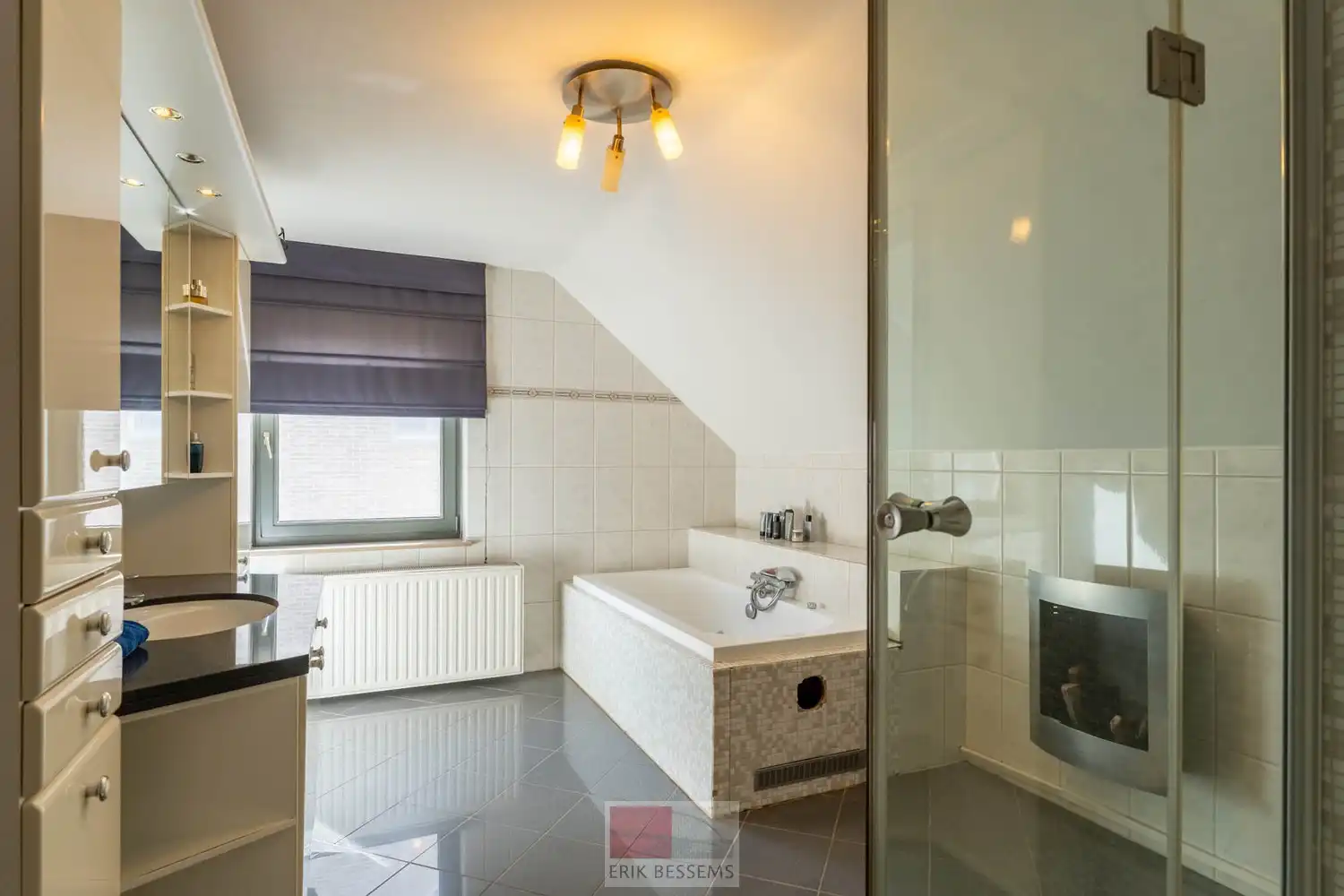 Vrijstaande woning gelegen op een royaal perceel van maar liefst 990 m² en beschikt over een bewoonbare oppervlakte van circa 221 m² foto 24