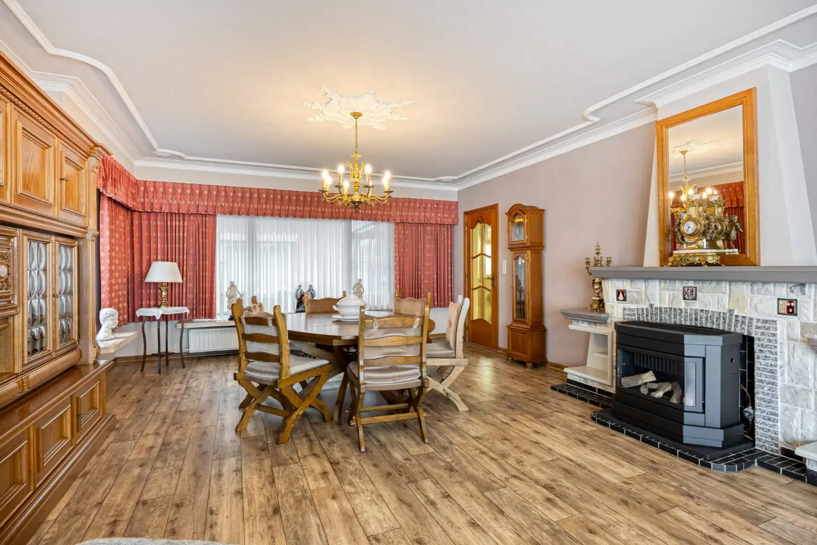 Ruim ingedeelde gelijkvloers woning op een mooi breed perceel van 812 m². foto 6