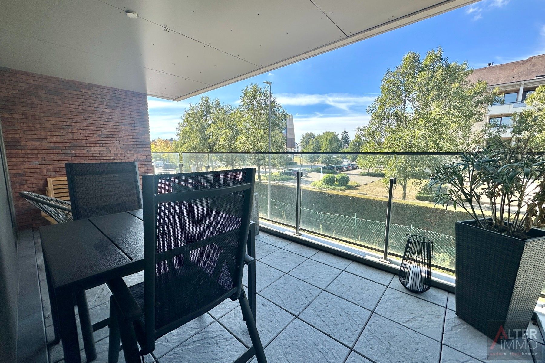 Instapklaar, centraal gelegen 2-slaapkamer appartement met terras en ondergrondse parking! foto 18