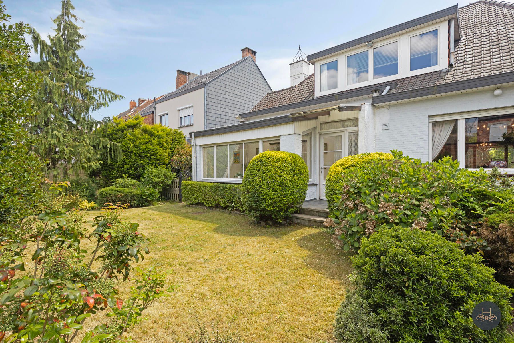 Karaktervolle, te renoveren woning, tuin en grote garage foto 25