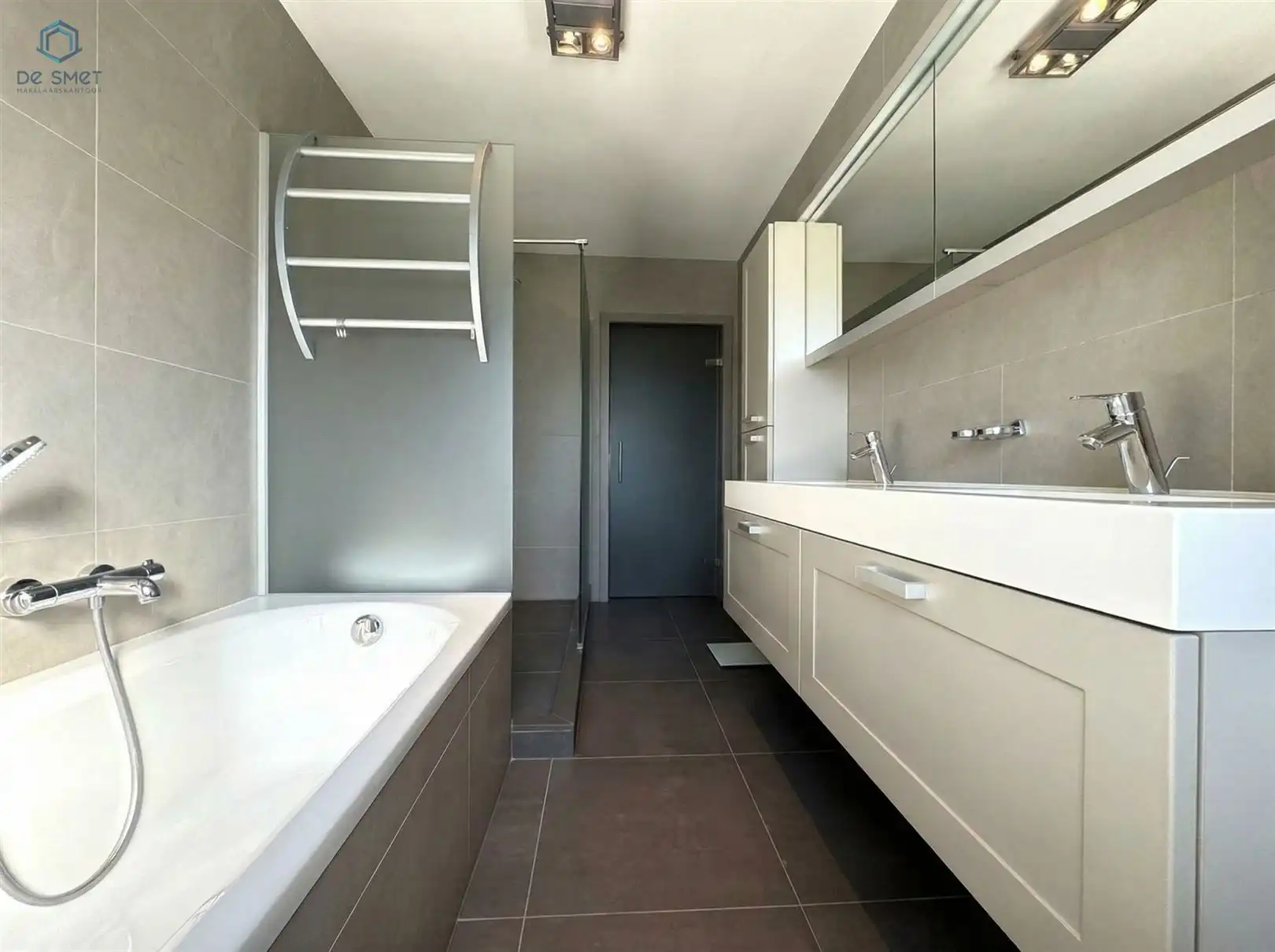 Verrassend ruime instapklare woning met 5 slaapkamers, garage en zonnepanelen! foto 12